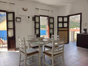 锡米Gompos Apartment - Cozy Apartment next to the sea - Amazing Sea View的一间配有桌椅、可欣赏海景的餐厅