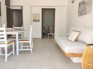 Gompos Apartment - Cozy Apartment next to the sea - Amazing Sea View客房内的一张或多张床位