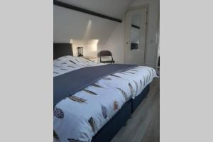Postel nebo postele na pokoji v ubytování Zomerhuis Strand 28