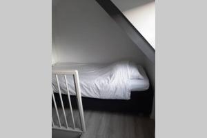 Postel nebo postele na pokoji v ubytování Zomerhuis Strand 28
