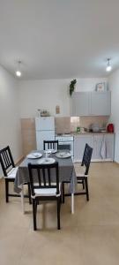 Kuchyň nebo kuchyňský kout v ubytování Apartmani Dejan