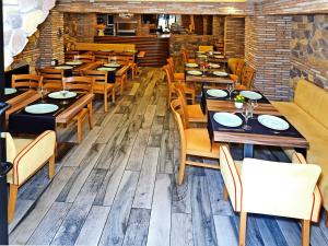 un restaurante comedor con mesas y sillas de madera en The Sunrise Hotel, en Estambul
