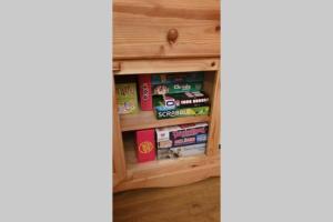 a book shelf in a childs playroom at Appartement duplex 7 pers 3 chambres pied des pistes La Joue du Loup in Le Dévoluy
