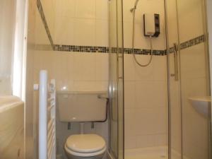 La salle de bains est pourvue d'une douche et de toilettes. dans l'établissement Katie's Cottage, à Achill Sound