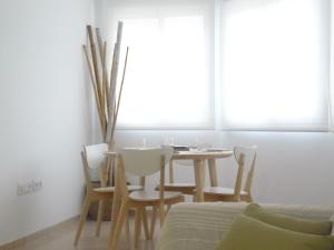 a dining room with a table and chairs at PISO CENTRICO EN BENICARLO 2 in Benicarló +6 photos