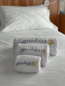 um grupo de toalhas sentadas em cima de uma cama em B&B Giro Di Boa em Lampedusa