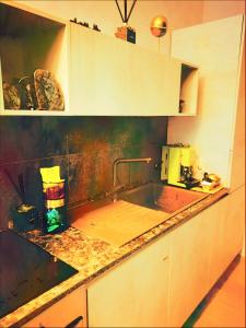 uma cozinha com um lavatório e uma bancada em Gians B&B em Nápoles