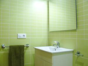 a bathroom with a sink and a mirror at PISO CENTRICO EN BENICARLO 2 in Benicarló