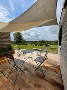 Balkoni atau teres di Maison proche Omaha Beach vue imprenable sur haras