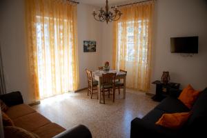 salon ze stołem i kanapą w obiekcie Casa Vacanza da Tonino w mieście Ischia