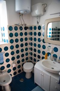 uma casa de banho azul e branca com um WC e um lavatório em Casa Vacanza da Tonino em Ischia