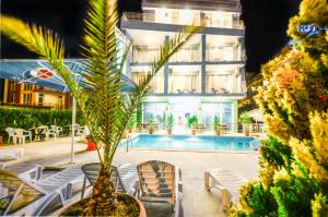 Bazén v ubytování Family Hotel Eliri nebo v jeho okolí