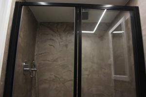 een douche met een glazen deur in een badkamer bij Easy4Stay by City Center I in Portimão