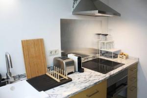 een keuken met een aanrecht met een magnetron bij Easy4Stay by City Center I in Portimão +18 foto's