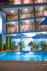 Bazén v ubytování Family Hotel Eliri nebo v jeho okolí