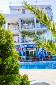 Bazén v ubytování Family Hotel Eliri nebo v jeho okolí