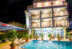 Bazén v ubytování Family Hotel Eliri nebo v jeho okolí
