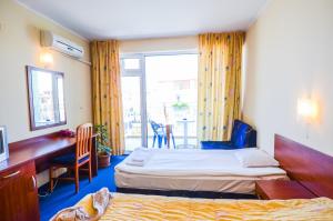 Postel nebo postele na pokoji v ubytování Family Hotel Eliri + 35 fotografií