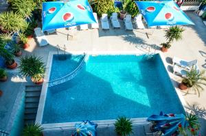 Bazén v ubytování Family Hotel Eliri nebo v jeho okolí
