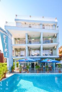 Bazén v ubytování Family Hotel Eliri nebo v jeho okolí
