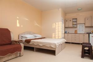 エイスクにあるМой Дом в Ейске на Краснодарской 119の小さなベッドルーム(ベッド1台付)、キッチンが備わります。