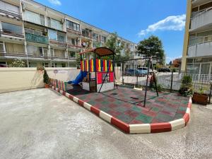 Ο χώρος παιχνιδιού για παιδιά στο Complex Sands Holiday Apartments