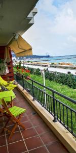 uma varanda com mesa e cadeiras e a praia em Apartment Poemia, complex Carpe Diem, private pool and free parking em Balchik