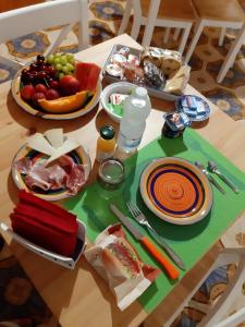 una mesa cubierta con platos de comida y fruta en B & B Il Mirto 2, en SantʼAntìoco