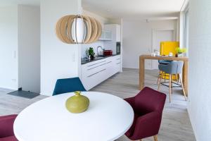 a kitchen and dining room with a white table and chairs at K³ in Ilmenau in Ilmenau