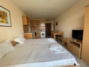 A bed or beds in a room at Apartments in Panorama Beach Vigo Nessebar