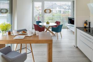 een keuken en eetkamer met een tafel en stoelen bij K³ in Ilmenau in Ilmenau