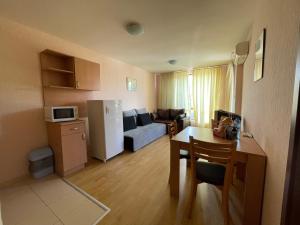 A kitchen or kitchenette at Apartments in Panorama Beach Vigo Nessebar