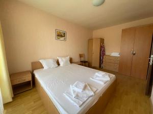 A bed or beds in a room at Apartments in Panorama Beach Vigo Nessebar