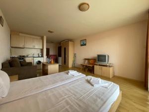 A bed or beds in a room at Apartments in Panorama Beach Vigo Nessebar