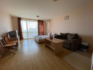 A seating area at Apartments in Panorama Beach Vigo Nessebar