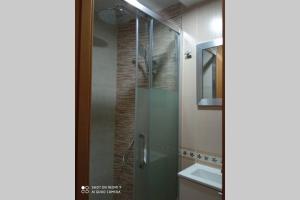 La salle de bains est pourvue d'une douche en verre et d'un lavabo. dans l'établissement LOFT ALQUILER ALCALALÍ, à Alcalalí