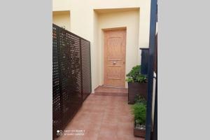 einen Flur mit einer Holztür und einem Zaun in der Unterkunft LOFT ALQUILER ALCALALÍ in Alcalalí