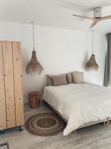 una camera da letto con un letto e un ventilatore a soffitto di Casa Branca - Monte dos Rolas ad Alcácer do Sal 1 altra foto