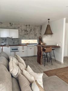 un soggiorno con divano e cucina di Casa Branca - Monte dos Rolas ad Alcácer do Sal