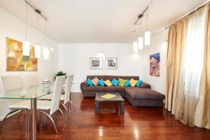 sala de estar con sofá y mesa de cristal en Apartments Gea Trogir, en Trogir