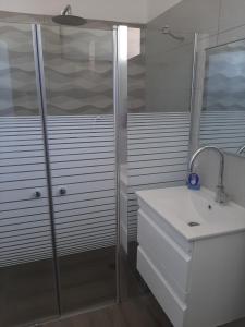 Bilik mandi di מצוק עורבים