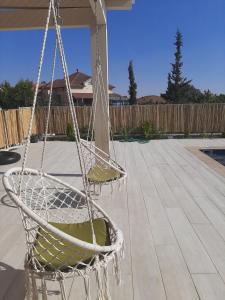 Balkoni atau teres di מצוק עורבים