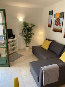 salon z kanapą i telewizorem w obiekcie Caletaparaiso110 w mieście Costa de Antigua