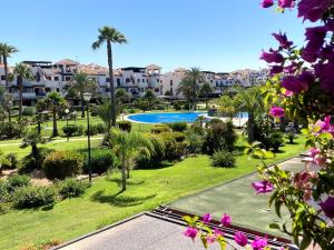 Bazén v ubytování Mediterranea 1 Vera Playa Jardines tus momentos frente al mar nebo v jeho okolí