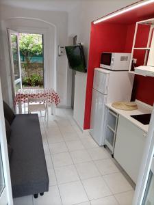 eine kleine Küche mit einem Tisch und einer Mikrowelle in der Unterkunft La Chiocciola in La Spezia