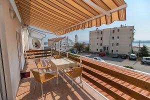 a patio with a table and chairs on a balcony at Apartmani Vera in Crikvenica