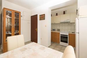 Kuchyň nebo kuchyňský kout v ubytování Apartmani Vera