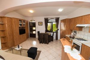 Kuchyň nebo kuchyňský kout v ubytování Apartmani Vera