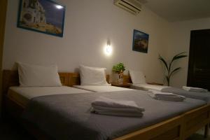 En eller flere senger på et rom på Hotel Castelli
