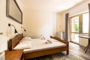Posteľ alebo postele v izbe v ubytovaní Apartments & Rooms Strčić Petra